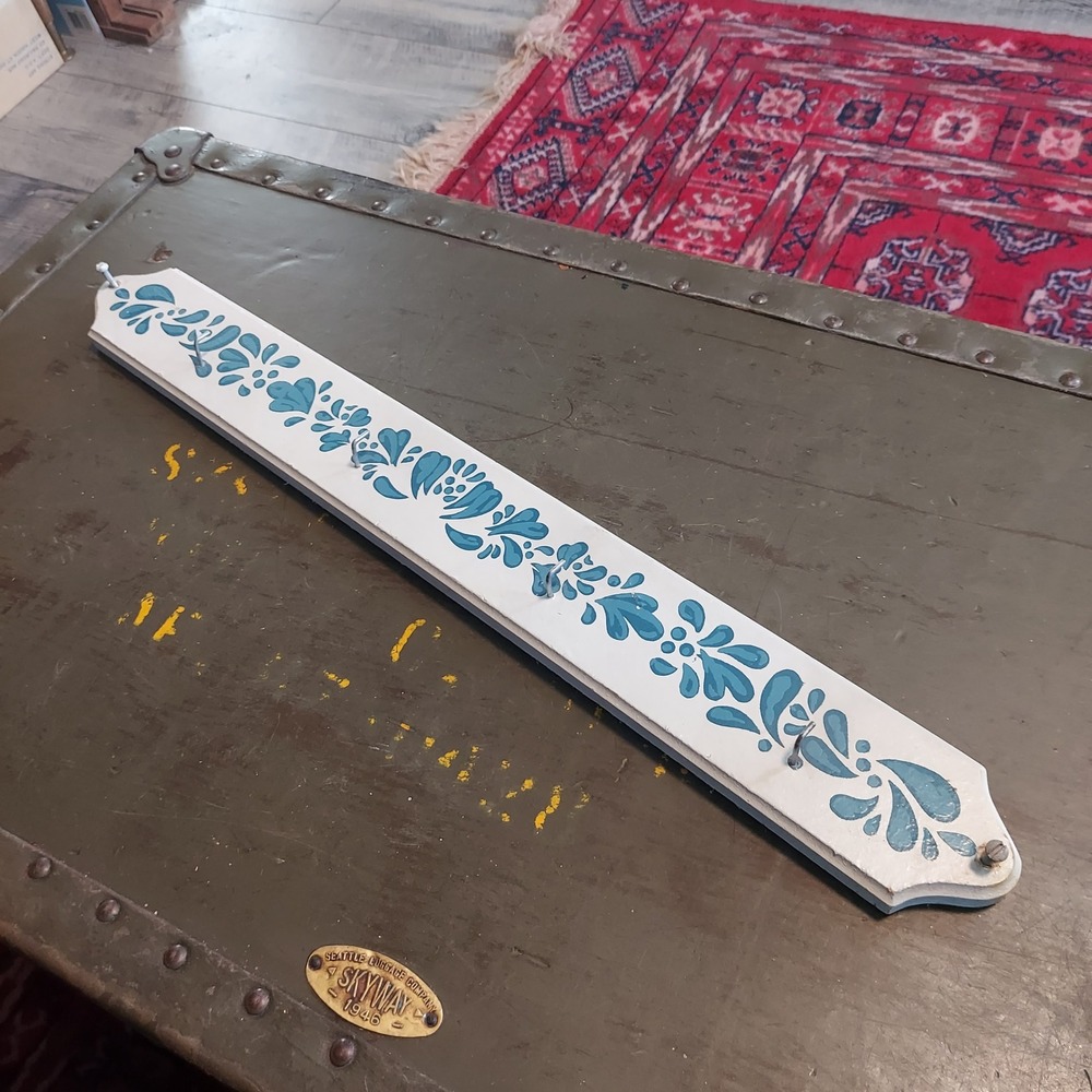Vintage Hand Painted Floral Wood Wall Rack 4 Hooks White Blue 20in Key Holder